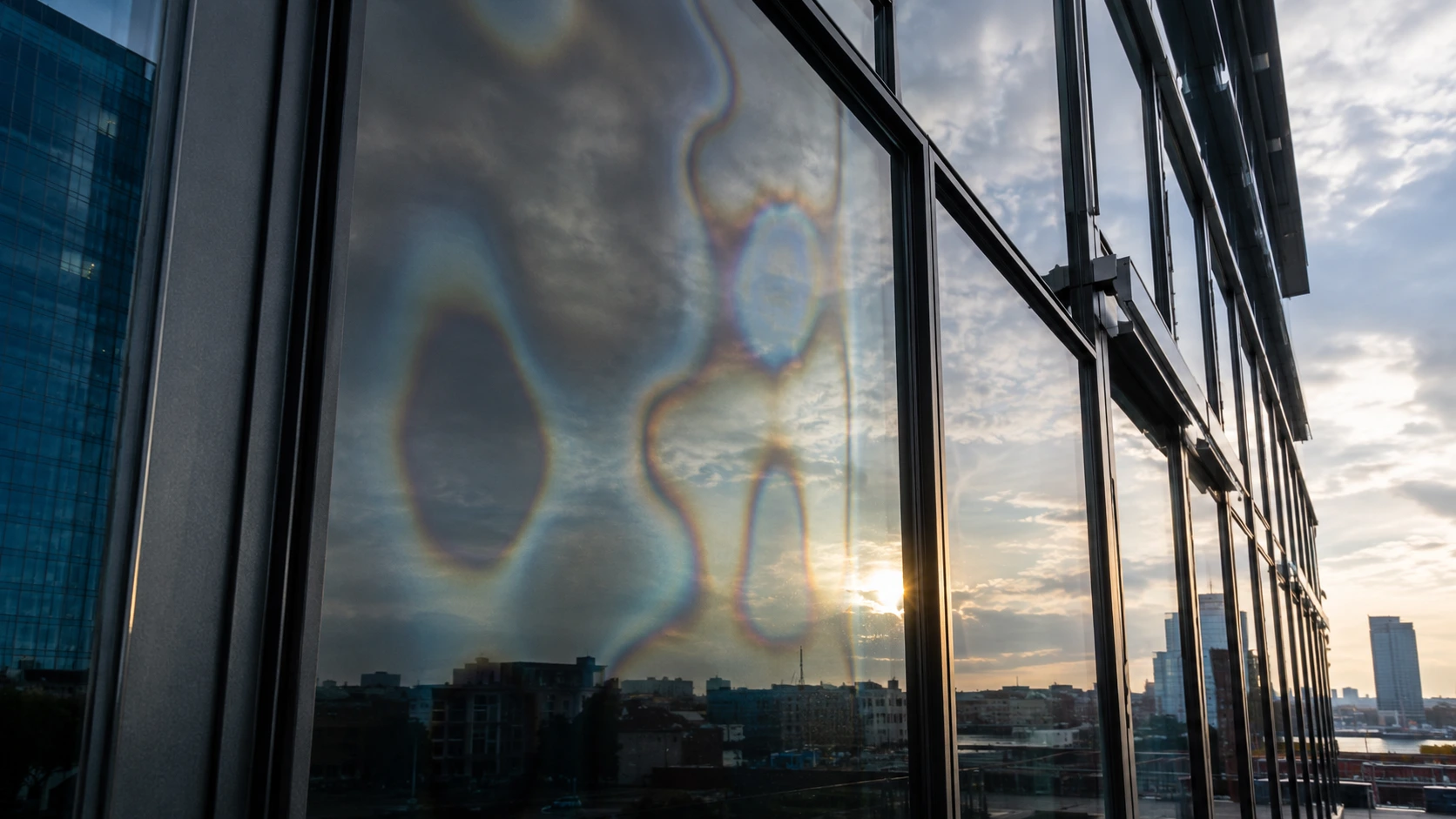 What Causes Stress Spots in Tempered Glass A Guide to Anisotropy-Free Glazing